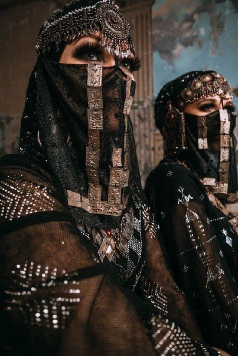 radialpro's tweet photo. ما ابغى غير الأجر ، هز أبو الروس رأسه ؛ وهالحين الخير هذا ؟! قال قضاع ؛ هذي زوجتي الرابعة والاخيرة ام ناصر لأني طلقت الثلاث الأولات بعد ماخلصت دراهمن !! وأنا سمعت بالقرية اللي جنبنا واحد يقال له ابو الروس انتظر لين يموت وابغى اروح اتحسن على حرمته وبنياته واطلق ام ناصر لان عمرها كبير ، وأكمل قضاع ؛ صدقني ياضيف الرحمن ، الانسان اذا عمل الخير لوجه الله ربي يرزقه ، والله يقدرني على فعل الخير ،،والله مانبي غير الأجر والسعي على الأرامل وأكل أموال الأيتام . سمع أبو الروس وهو يصير على كأنه على  نار ملة ، ينتظر الصبح يصبح ومن أصبح الصباح ذهب بدون حتى ما يشكر قضاع على ضيافته وماراح البيت بل ذهب للسوق مباشرة وطلب فخذ كامل وخضار وفاكهة وكل الانعام وقال للحمال وصلها لبيتي . زوجته استغربت ، وماصدقت وقالت " يمكن فاعل خير " وشوي الا هو داخل وش عندك ؟! يابن الحلال ، التبذير هذا ماهو لك ، وقص عليها القصة . قالت المرأة ؛ ماعليك يمكن قضاع يموت قبلك 🤪🤪 قال أبو الروس ؛ ولو ، خلينا نعيش وقال هذه الأبيات )
نبي نبيد المال قبل يبيدنا
قبل يجي للمال قضّاع ياكله
سواة من قبله جمع ماكله
منه حرم نفسه لذيذ مواكله
جمعها من الأخطار بالبيع والتعب
ما اسدى جميل ولا كسل منه طايله
جزى الله بنو الخير من شاف سيرته
تصور بنفسه كل مابقي صار له ،،،،