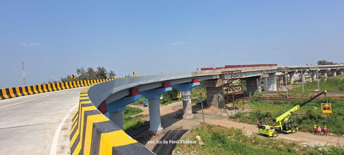 DevelopedSurat's tweet photo. #ThanksALot
@RailMinIndia @AshwiniVaishnaw @DarshanaJardosh @WesternRly @Gmwrly @DRMBRCWR @dfccil_india ji
#रेलवे #फ्लाई_ओवरब्रिज
@ #कुदसद ( #NH48 )
#सायनशुगर की और
#सायन & #किम के बीच , तैयार हो गया है ,
#सूरत - #बड़ौदा #रेल्वे & #DFCCIL के ऊपर
#yes_icc by #FenilThakkar https://t.co/fvOgq1RGnC