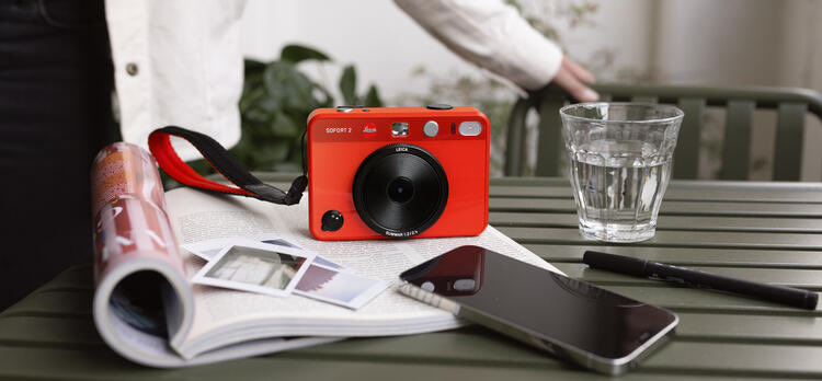 novikoff's tweet photo. New Leica SoFort 2. 
Hybrid digital / analog instant camera. 
£350 ￼ https://t.co/q97bvgic6R