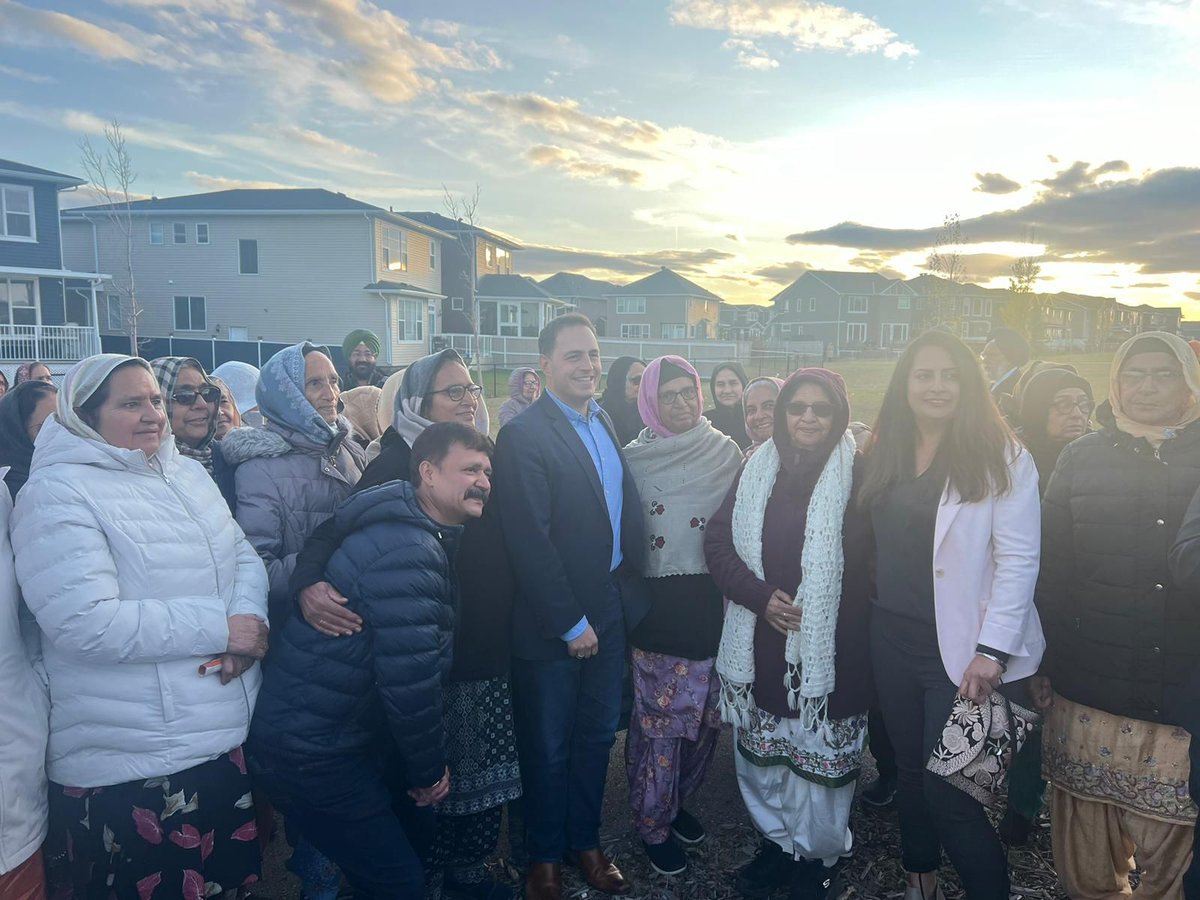 demetriosnAB's tweet photo. Yesterday I visited the site for the new Redstone elementary school in NE Calgary. I enjoyed listening to these passionate parents who are eager to see a new school! AB's gov is working to significantly increasing the number of schools in our growing communities.
#abed #ableg https://t.co/rSTIWA5xUk