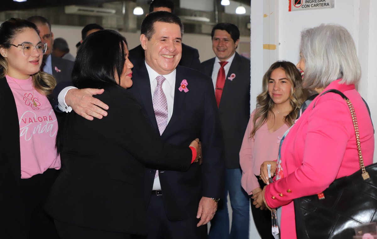El presidente de la ANR, Don Horacio Cartes, visitó el espacio destinado para las consultas por el mes de #OctubreRosa. Una iniciativa de la Junta de Gobierno para que las mujeres puedan realizarse estudios como mastología, papanicolau, entre otros.