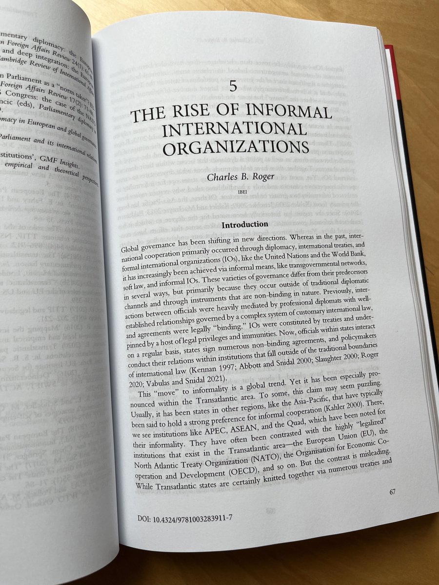 Wonderful to see my chapter on 'The Rise of Informal IOs' alongside many other excellent studies in @faheye's just-published @Rout_PoliticsIR Handbook of Transatlantic Relations. Link: doi.org/10.4324/978100… It's a great book and was fun to be involved, so please take a look👇