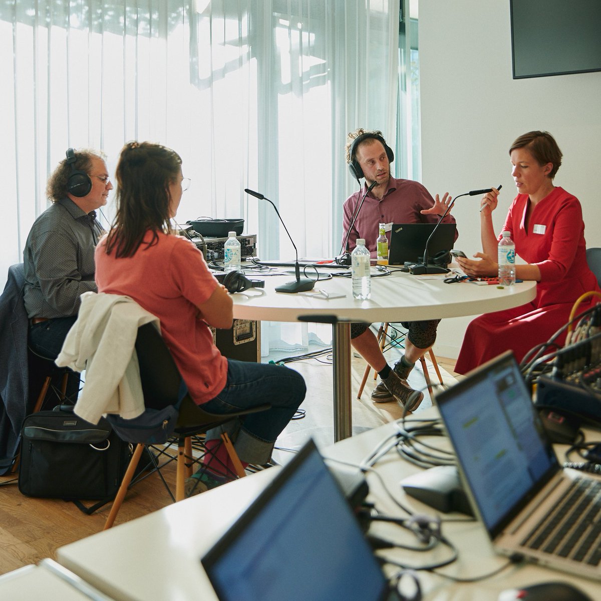 Arbeit_Zukunft's tweet photo. @HilmarPreu @revierwende @boeckler_de @dgb_news 🎧Die Radiosendung zur #labora23 könnt ihr jetzt nachhören! Mit @HilmarPreu @revierwende , Anna Spenn, Haus der Selbständigen @HDS_public & Lisa Basten, Forschungsstelle Arbeit der Zukunft @boeckler_de sowie digitalen Gästen moderiert von Audiokombinat.
👉https://t.co/ISTj6m3265 https://t.co/OudfiUFTQ5