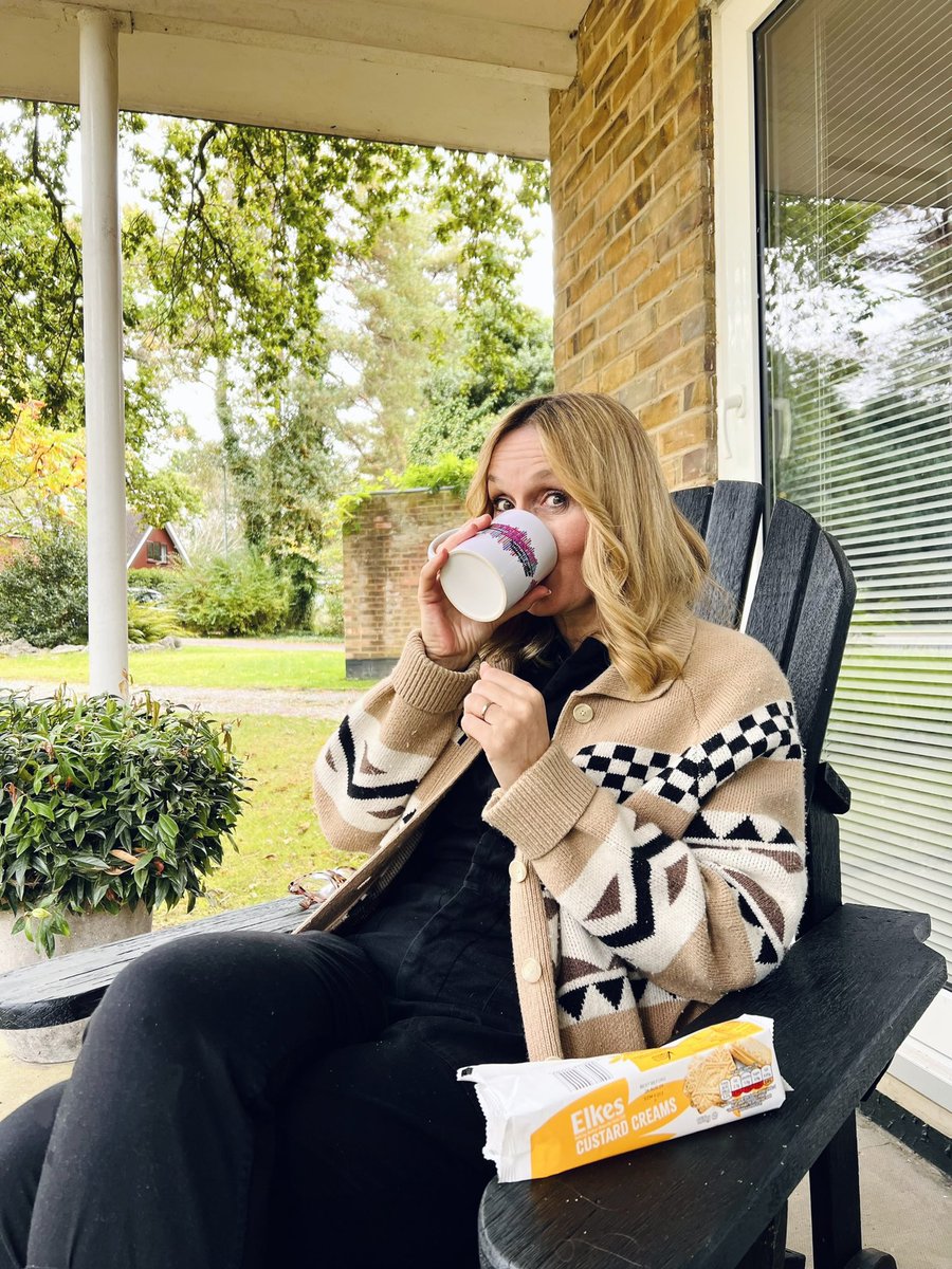 JenTheVoiceover's tweet image. What a morning. 🤪 So I’m having a well earned tea break on the Porch, currently my favourite spot when I’m NOT in my Booth 🫖

Clues for what kind of businesses I have scripts for  this afternoon… 🚗 🍛 💒  On it, just one more Custard Cream!! 🎙️

#voiceover #voiceoverlife #tea