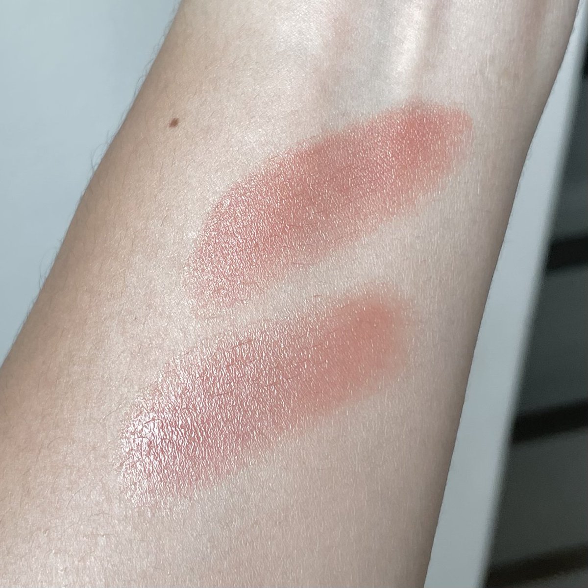 dupe chanel 914 ที่เคยขายดีขายหมด ตามหากันทั่วปท. cezanne สี 01 คือฝาแฝดเลย เนื้อชุ่มชื้นกว่า chanel เป็นฟีลกึ่งๆ ลิปบาล์ม แล้วราคาถูกกว่าแบบ 5 เท่า ได้รางวัล cosme อันดับ 1 ที่ ญป. หมวดลิปสติกอีก