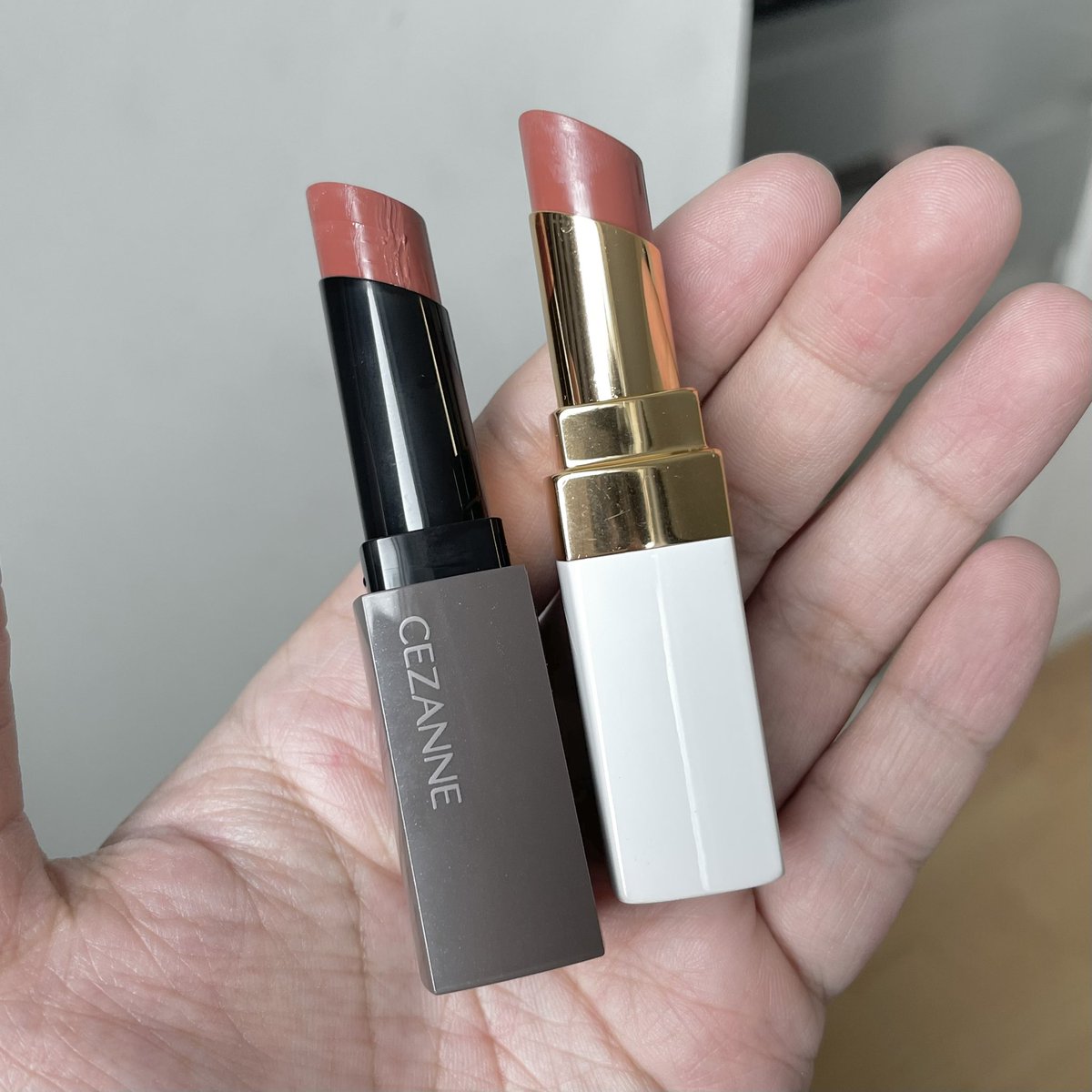 jjdoesitwork's tweet photo. dupe chanel 914 ที่เคยขายดีขายหมด ตามหากันทั่วปท. cezanne สี 01 คือฝาแฝดเลย เนื้อชุ่มชื้นกว่า chanel เป็นฟีลกึ่งๆ ลิปบาล์ม แล้วราคาถูกกว่าแบบ 5 เท่า ได้รางวัล cosme อันดับ 1 ที่ ญป. หมวดลิปสติกอีก https://t.co/LWMRP5nk7I