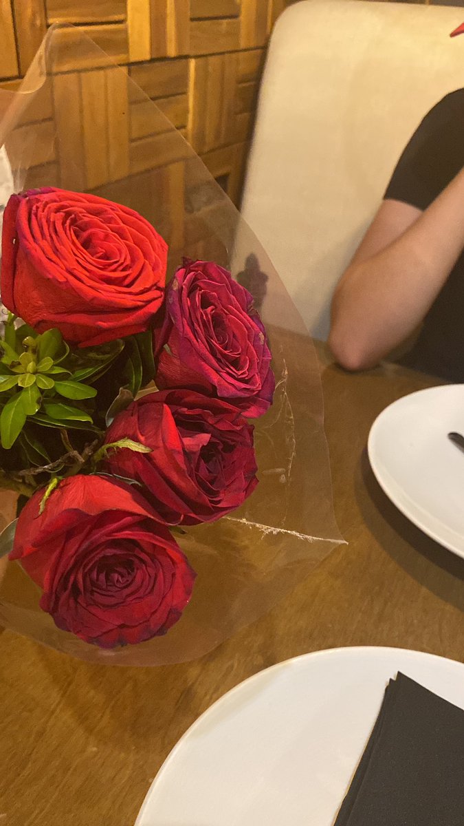 ferrrrduran's tweet photo. flores q m dió en nuestras citas <33 https://t.co/r04107f3YD