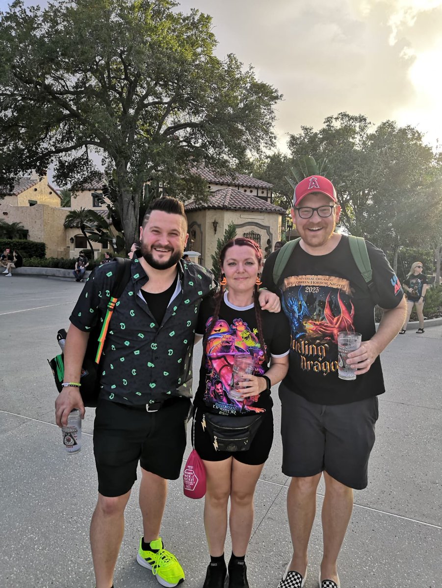 AlannahDevlin2's tweet photo. Great night at HHN but the highlight, by a long shot, was meeting @ryno1185 and @Teleclashter . Thanks so much for stopping to take a pic,  truly made my night (and holiday!) 🥰 https://t.co/mGNnPoW1e9