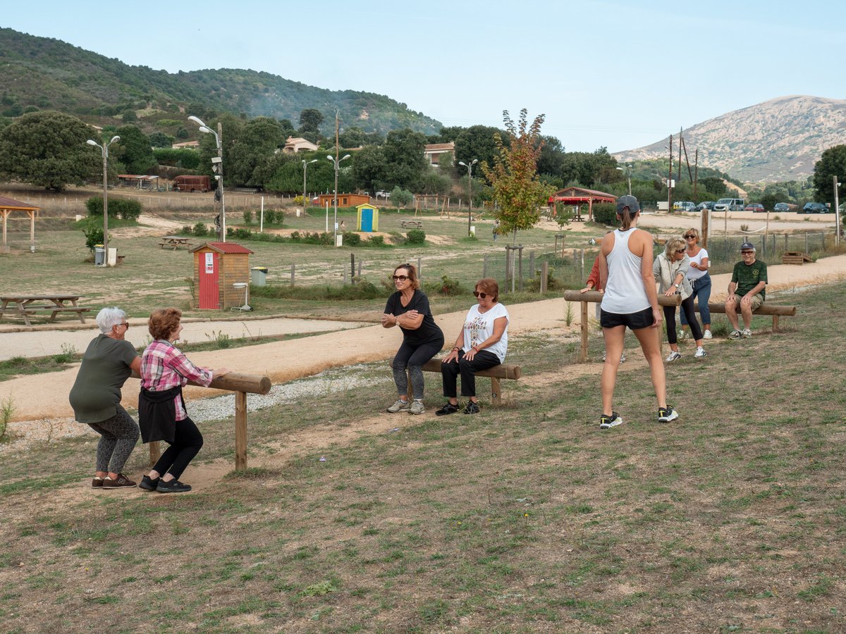pays_ajaccien's tweet photo. #SemainebleueImpériale 
Du sport,  des rencontres, les seniors du #PaysAjaccien ont pu assister à de nombreuses activités organisées par le CIAS, sur l'ensemble des communes de la CAPA .
Le thème 2023 étant « changeons notre regard sur les aînés, brisons les idées reçues » . https://t.co/0TbYfouSGl