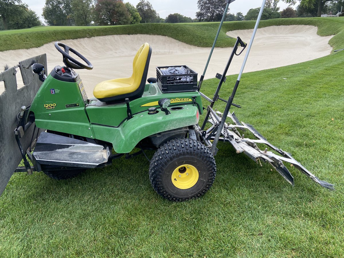 MiyagiVibe's tweet photo. Bunkers is rough for first job but damn do they look good after!!! #CountryClubofDetroit #JohnDeere #SandPro https://t.co/DYhtr5FLrh