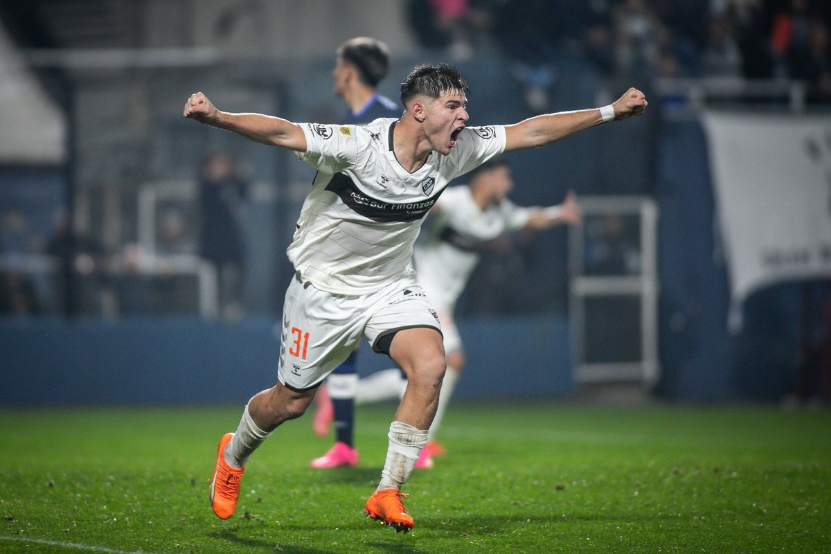 caplatense's tweet photo. ¡El orgullo de todo #Platense 🤎!

🤩 Marco Pellegrino fue citado para la doble fecha FIFA, con el plantel campeón del mundo ⭐⭐⭐🇦🇷

🦑 ¡Vamos con todo, @maarcopelle1! 🛡️ https://t.co/MqnaRHpmCR