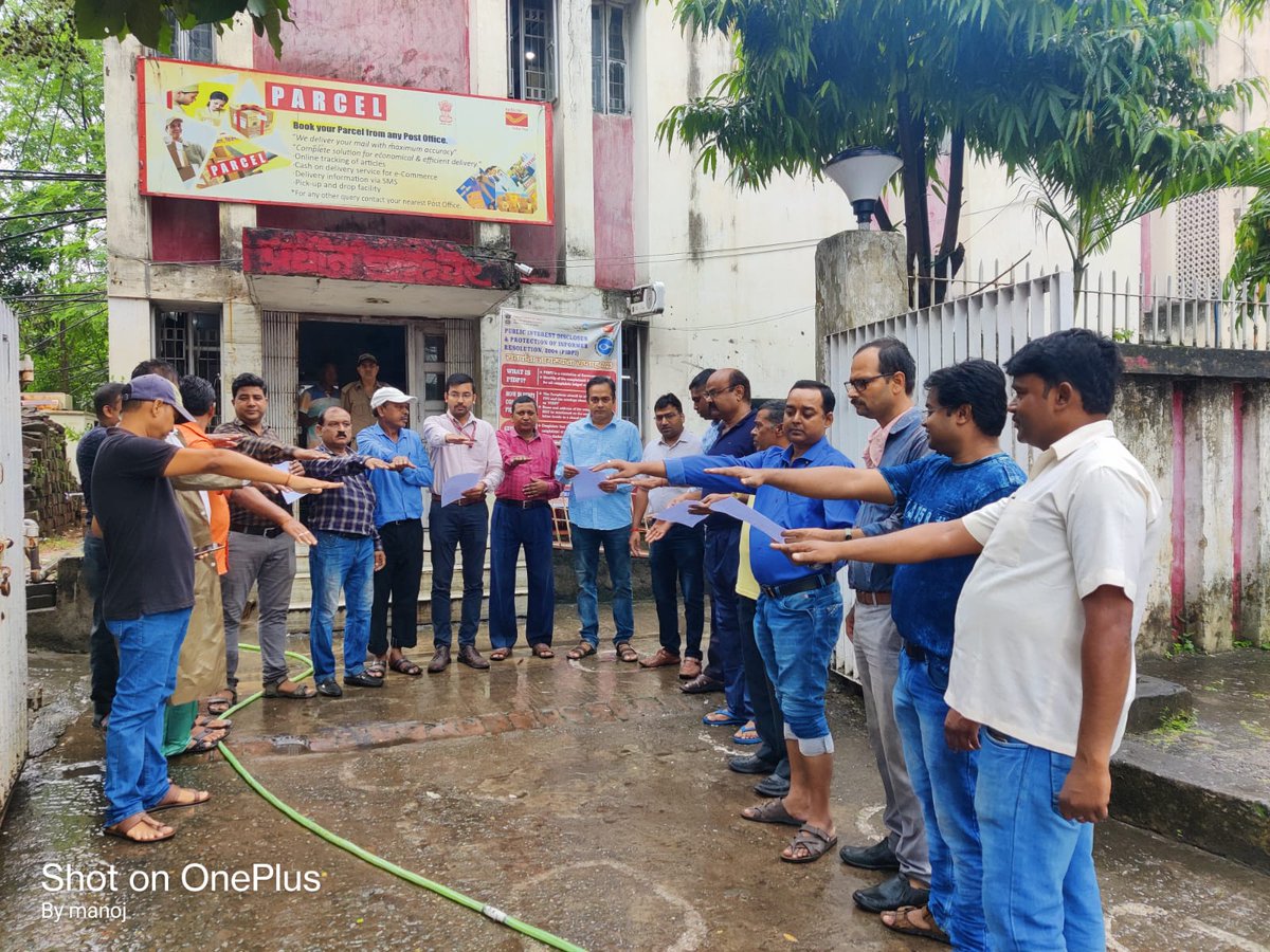 Indiaposthzb's tweet photo. Swaachta Drive ( Pledge) on the ocassion of Special Campaign at Hazaribagh Postal Division https://t.co/5NuTYbiBF0