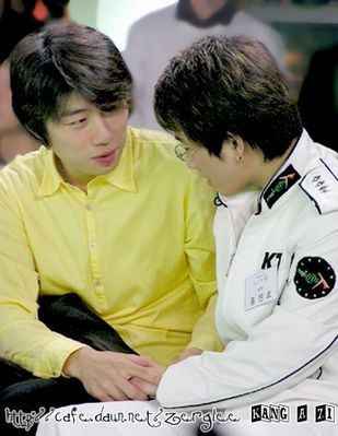 손을 왜 이렇게 막 두 손으로 잡지....
너무 감싸쥐어서 지노 손이 안보여....