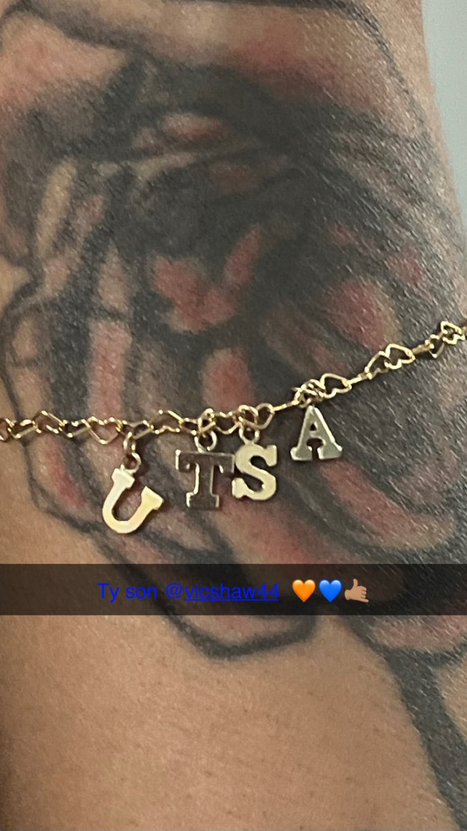 gabbygamble11's tweet photo. I’m so in love 💙🧡🤙🏽 thanks son @victorshawPG . https://t.co/TE11yzLPuJ