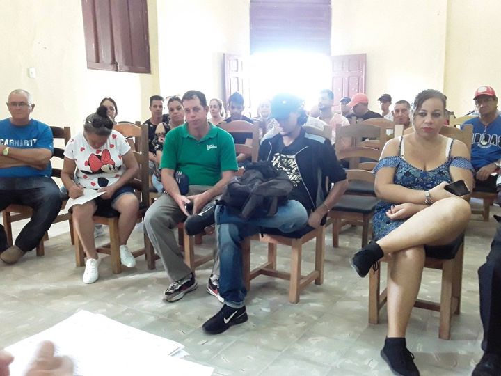 poder_sur's tweet photo. Realizan en #ConsolaciondelSur reunión con los representantes de las nuevas de gestión económica (trabajadores por cuenta propia, MIPYMES) para intercambiar y evaluar sobre el ahorro de energía eléctrica y la implementación de la bancarización entre otros temas de interés. https://t.co/kVK9A7GLju