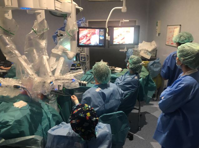htrueta's tweet photo. 👏👏👏🎉 Molt contents d'haver arribat a la fita de 3️⃣0️⃣0️⃣ pacients de càncer de còlon i recte operats amb cirurgia robòtica per la Unitat de Cirurgia Colorectal de l’#htrueta

👩‍⚕️👨‍⚕️🔝 La xifra reflecteix la qualitat assistencial i la capacitat dels professionals de la unitat. https://t.co/2aoHPszLV6