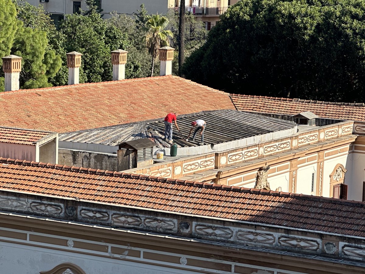 Tutto ok con le norme di sicurezza? (Quello è un edificio del ⁦<a href="/ComunePalermo/">Comune di Palermo</a>⁩) #palermo
