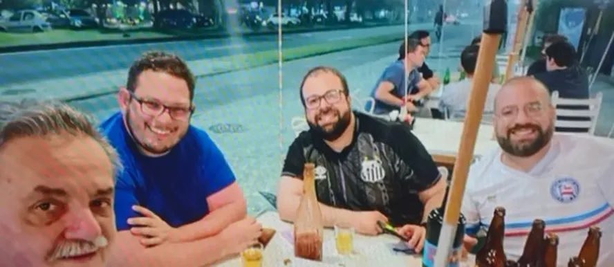 ThiagoSussekind's tweet photo. Essa selfie foi tirada pelos médicos poucos minutos antes da execução que ocorreu num quiosque da Praia da Barra da Tijuca.

Todos sorridentes, felizes.

Assassinato encomendado? Talvez foram confundidos?

Só sei que é absurdo o crime organizado poder tirar as vidas deles assim. https://t.co/5ReKJLimmb