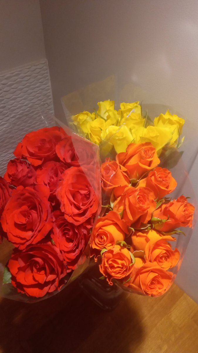 KirstyBOLD's tweet image. Today's shoot brought a bunch of flowers for the entire team!!! 🤩 How kind is that??! #uckthefilter #photographyStudio #CustomerJourney #LovingLife #RandomActOfKindness