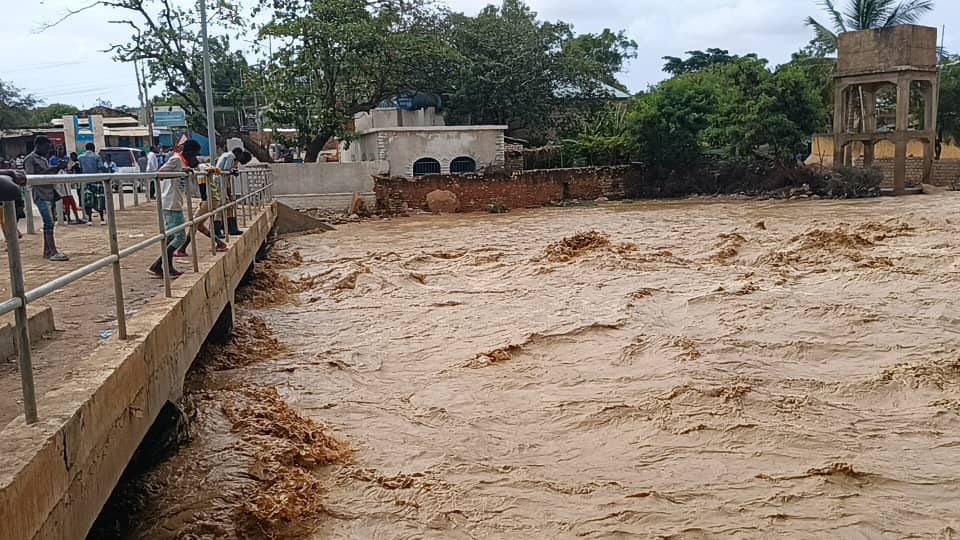 🚨 Urgent: #Baidoa, South West Somalia faces the harsh impacts of El Niño. Communities are grappling with unpredictable weather, affecting lives and livelihoods. Let's unite, raise awareness, and extend support. Together, we can make a difference. 🤝💙 #ElNiño #Somalia'