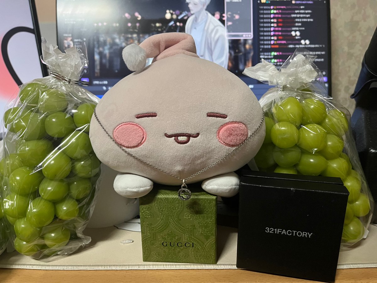 ganghaneul18's tweet photo. 다들안녕하세욤~~ 
이번에 제가 정말 힘든일이 있었을때 이쁜 다솜님이 과일먹고 힘내라구 보내주신 과일이랑~ 태서님이 깜짝선물로 주신 목걸이입니당 정말 넘나감사하고 잘먹고 잘쓰도록할게요 친구들한테 뿜뿜 자랑중!!! 정말 감사합니다! https://t.co/No1GP0RtMk