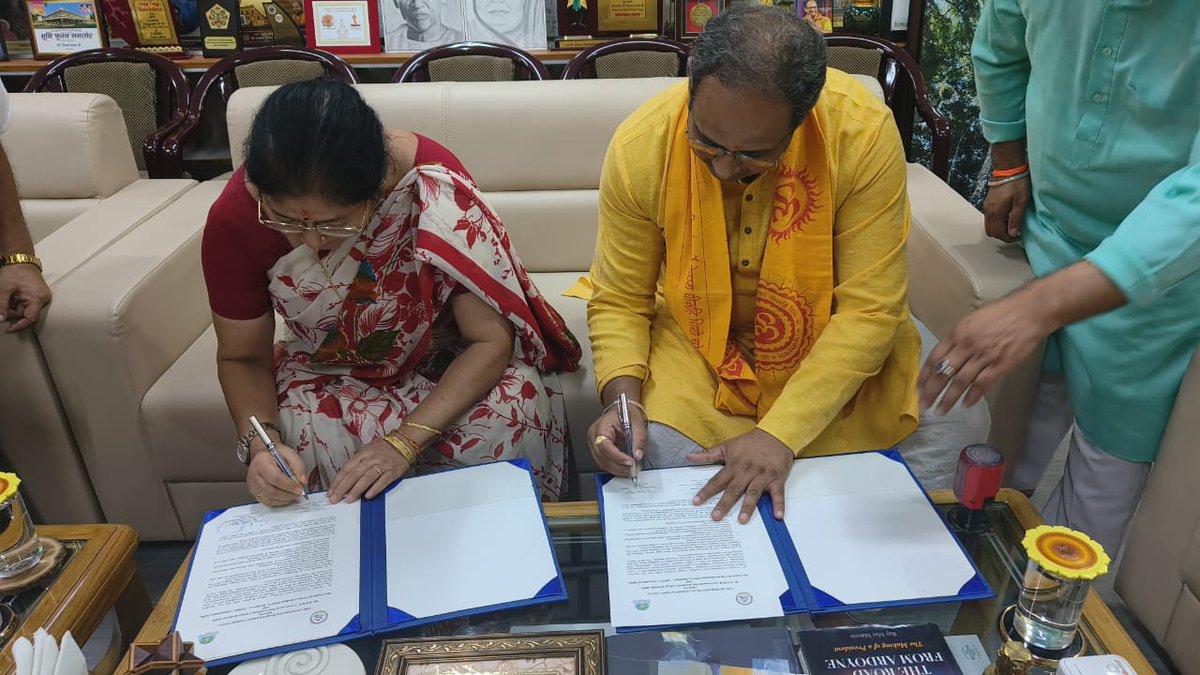 GpgcKotdwar's tweet photo. #DrPDBHimalayanGovtPGCollegeKotdwar signs MoU with Dev Sanskriti University Shantikunj for Training #Research &amp; Development in Education #CulturalActivities Health - Medicine. 
#Extension
#Innovation
#SkillDevelopment
#StudentSupportAndProgression
#InternalQualityAssuranceCell https://t.co/oe6GljqMgp
