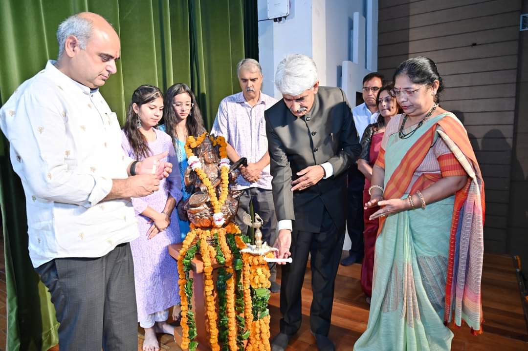 IMSAR_MDU's tweet photo. 31st IMSAR Day Celebration 2023 program of institute of Management Studies and Research was celebrated with full enthusiasm at Maharshi Dayanand University's Radhakrishnan  Auditorium.
MDU Chancellor Prof. Rajbir Singh launched IMSAR Day program with traditional lamp.
#mdu
#imsar https://t.co/rAKQPNIzmR