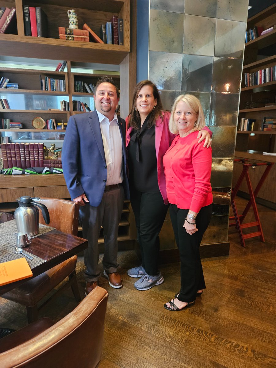 LER_Illinois's tweet photo. LER has been on the road this month! Dean Ingrid Fulmer and Cory Hatfield visited with a few familiar faces in the Chicago area: Kim Ramsey, AM ’85, Sandra Hasan Arredondo, AM ’96, and Suzanne Jakstavich, AM ’94. We LERve catching up with our alums!
#LERve #MHRIRatILLINOIS #LER https://t.co/32qdEMXuuT