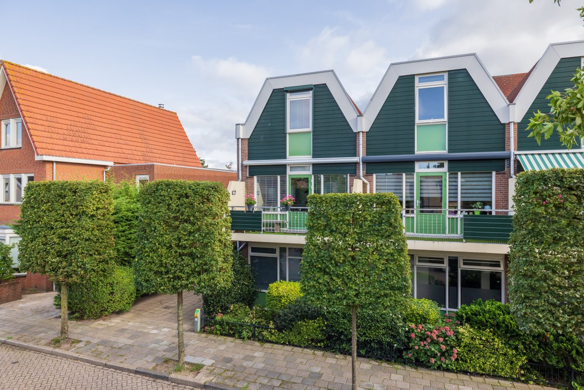 Royale 3-kamer hoek maisonnettewoning, goed onderhouden en met een sfeervolle woonkamer, 2 slaapkamers en een zonnig balkon.
Vraagprijs: € 349.000,-- k.k.
Kijk op onze site voor meer informatie.
pietwarmerdammakelaardij.nl/aanbod/woninga…
