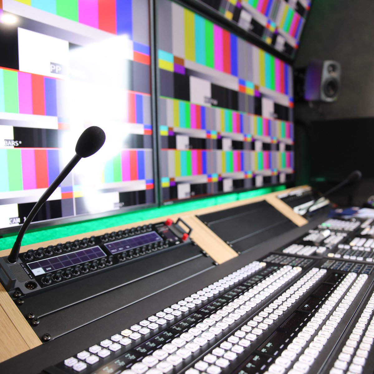 broadcast_sol's tweet photo. Here a some inside shots of our Remotion S8L Ob Van at the IBC 23. 📷
The Truck was build for the Austrian production Company Remotion.
#OBVan #outsidebroadcast #remotion #ibcshow #streamline #hihumaninterface #ibc2023 #broadcastsolutions https://t.co/p2IjAfIWYK