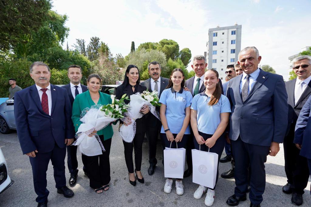 Yusuf__Tekin's tweet photo. Atatürk Meslek Lisesi ve Uygulama Anaokulunu ziyaret ettik. 

Öğretmenlerimizin çoğu bu okuldan mezun olmuşlar. 

Lisemiz güçlü altyapısı, vizyoner ve yetkin öğretmen kadrosuyla evlatlarımızın mesleki becerilerini artırarak, eğitim-üretim-istihdam döngüsünü güçlendirmiş. Bu döngüde kaliteyi artırarak eğitimi üretimle yeniden şekillendiren sistemsel dönüşümler başta olmak üzere her türlü desteği sağlayacağız.

Bizleri ağırlayan, sohbetimize katılan tüm eğitimci kadrosuna ve yavrularımıza teşekkür ediyorum.
