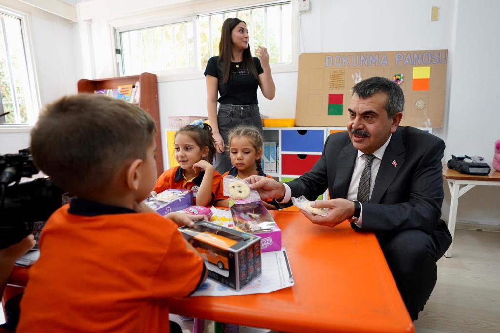 Yusuf__Tekin's tweet photo. Atatürk Meslek Lisesi ve Uygulama Anaokulunu ziyaret ettik. 

Öğretmenlerimizin çoğu bu okuldan mezun olmuşlar. 

Lisemiz güçlü altyapısı, vizyoner ve yetkin öğretmen kadrosuyla evlatlarımızın mesleki becerilerini artırarak, eğitim-üretim-istihdam döngüsünü güçlendirmiş. Bu döngüde kaliteyi artırarak eğitimi üretimle yeniden şekillendiren sistemsel dönüşümler başta olmak üzere her türlü desteği sağlayacağız.

Bizleri ağırlayan, sohbetimize katılan tüm eğitimci kadrosuna ve yavrularımıza teşekkür ediyorum.