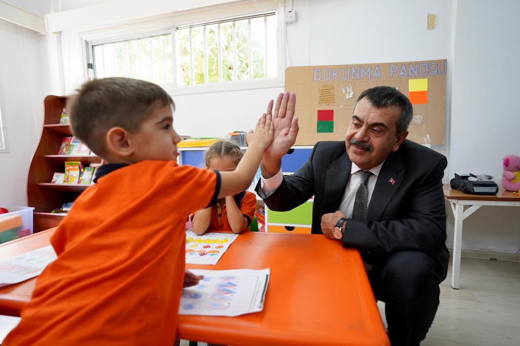 Yusuf__Tekin's tweet photo. Atatürk Meslek Lisesi ve Uygulama Anaokulunu ziyaret ettik. 

Öğretmenlerimizin çoğu bu okuldan mezun olmuşlar. 

Lisemiz güçlü altyapısı, vizyoner ve yetkin öğretmen kadrosuyla evlatlarımızın mesleki becerilerini artırarak, eğitim-üretim-istihdam döngüsünü güçlendirmiş. Bu döngüde kaliteyi artırarak eğitimi üretimle yeniden şekillendiren sistemsel dönüşümler başta olmak üzere her türlü desteği sağlayacağız.

Bizleri ağırlayan, sohbetimize katılan tüm eğitimci kadrosuna ve yavrularımıza teşekkür ediyorum.
