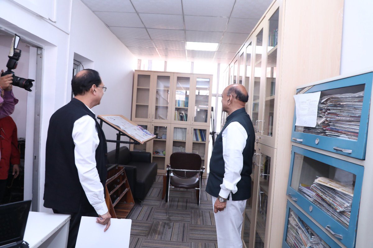 Hon'ble Minister of State for Finance, @DrBhagwatKarad visited DIPAM office today and reviewed the progress of activities under Special Campaign 3.0 #Special Campaign 3.0