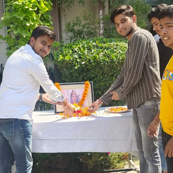 Abvpfaridabad09's tweet photo. अखिल भारतीय विद्यार्थी परिषद NIT नगर इकाई द्वारा रानी दुर्गावती जयंती पर DAV शताब्दी कॉलेज मे पुष्पांजलि अर्पित की 
#joinabvp #abvphr https://t.co/yLpCeJEQlM
