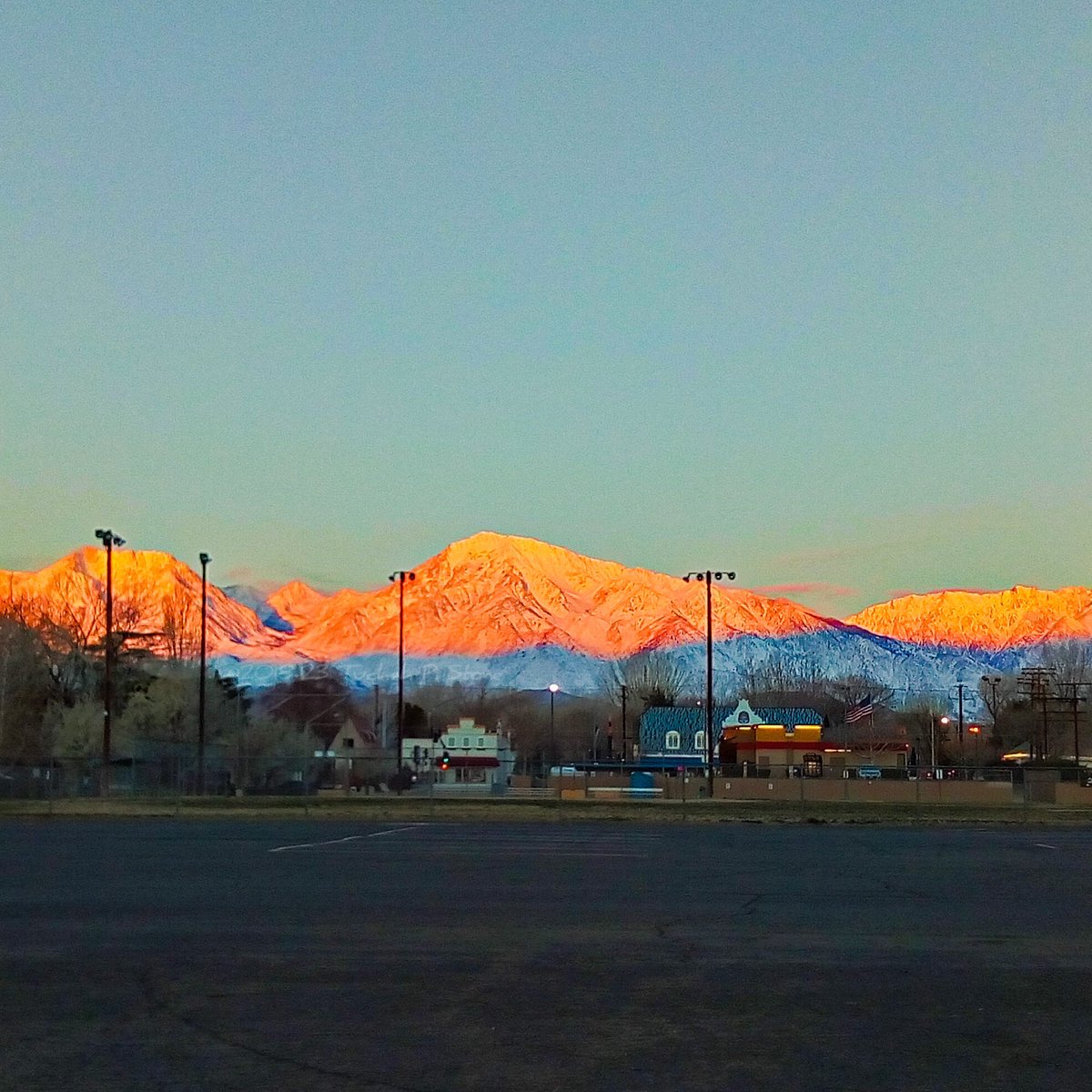 FrostedDibs's tweet photo. #ThrowbackThursday and a morning view of #MtTom
====
#MountTom #alpenglow #BishopCityPark #BishopCA #VisitBishop #OwensValley #InyoCounty #VisitInyoCounty #Highway395 #Highway6 #Highway168 #EasternCalifornia #SierraNevada #SierraNevadas #EasternSierra #EasternSierras https://t.co/gIhQI9KQB1