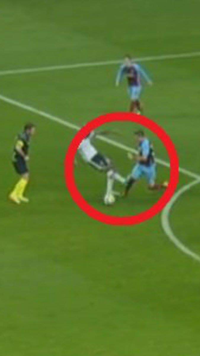 Mesela şu pozisyonda Talisca Kuckanın kaval kemiğine tabanı koyup kramponlarının izini çıkarmış, hakemin tamamen gözünün önünde olan olay yine kırmızı kartsız geçiştirilmişti, maç sonu istanbul medyası "ama Taliscanın kötü bir niyeti yoktu" deyip niyet okuyarak konuyu kapatmıştı