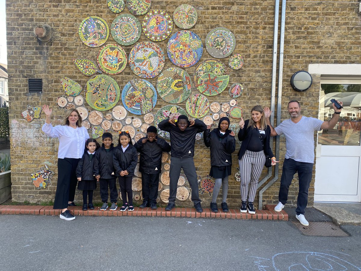 ReissDebra's tweet photo. A busy day meeting new schools in Haringey for our winter jackets drops! We enjoyed seeing your lovely schools and meeting the school chickens @MulberryPS 🐓 #winterjackets #newschools #tottenham #haringey #donations #primaryschools @HolyTrinityN17 @BruceGrovePri https://t.co/nnxPmlqgag