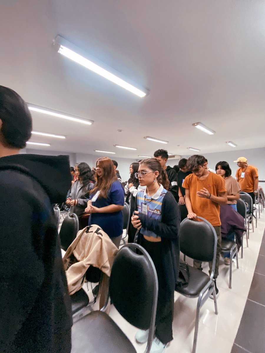 Empezamos octubre con toda en el DPA 💥 gracias @ceciliahamsa por compartir con nosotros 🙌🏽👏🏽🔥
Cada miércoles vivimos un tiempo súper especial con amigos , adorando y aprendiendo a ser discípulos de Jesús 🙌🏽