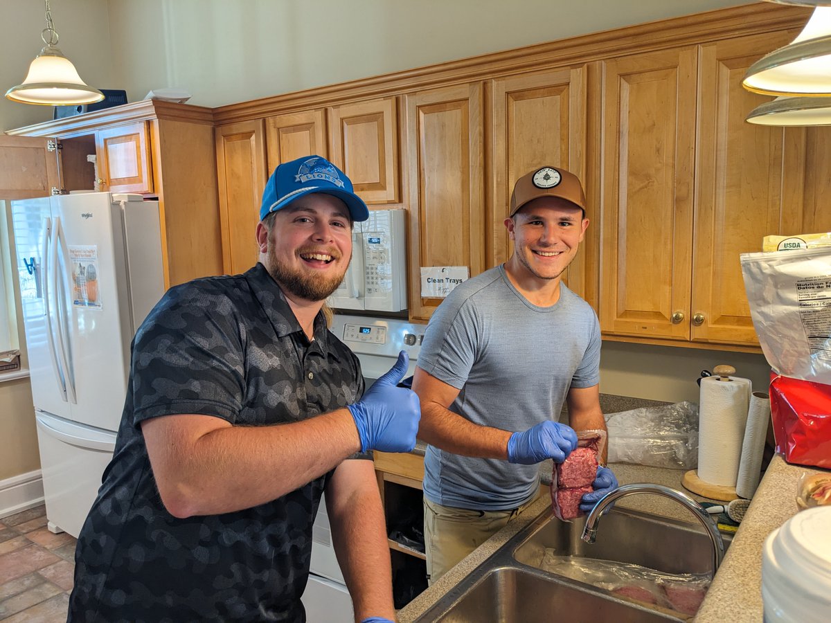 FrontierUS's tweet photo. We're loving these photos of the #FrontierUS Partner Success Team volunteering at Munson Manor. It's wonderful to see our company values in action. Thank you, Maxbauer's Meat Market, for generously donating the burgers and brats!

#Community #Engagement #Volunteering #MunsonManor https://t.co/8jRUVmsOGO