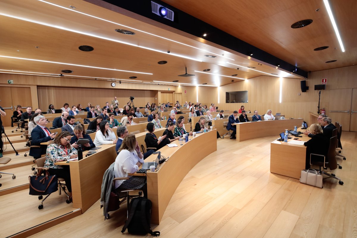 unav's tweet photo. "En este clima de desinformación y polarización, debemos estar dispuestos a defender nuestros valores".
Lo ha afirmado Paul Andrew, vicepresidente de comunicación de @Harvard, en el Congreso de Reputación de Universidades dentro de la #ReputationWeek.
👉 https://t.co/poKqWH29b0 https://t.co/iqsnwL6pPy