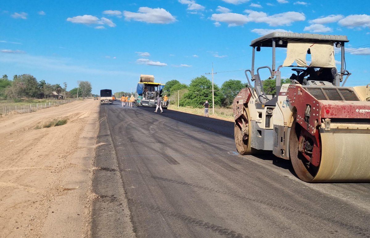 mopcparaguay's tweet photo. La #RutaDeLaLeche avanza sin pausas 🐄 🛣️

La obra que impulsará aún más al sector productivo de lácteos que se concentra en el #ChacoCentral registra un avance del 71%. Esta nueva ruta también conectará comunidades que por años estuvieron aisladas.
➕ https://t.co/nykbmGd7gd https://t.co/a2M6uwrHQa