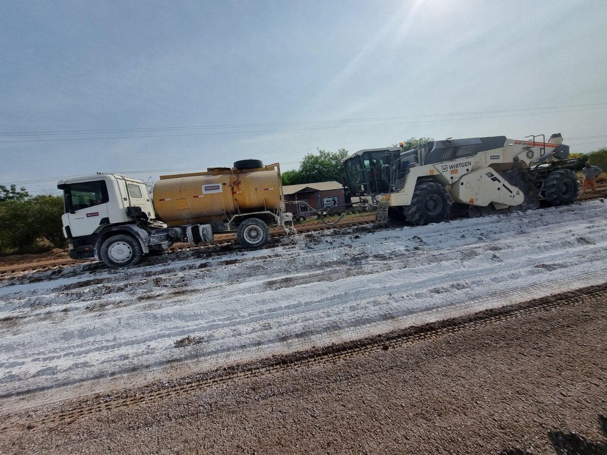 La #RutaDeLaLeche avanza sin pausas 🐄 🛣️

La obra que impulsará aún más al sector productivo de lácteos que se concentra en el #ChacoCentral registra un avance del 71%. Esta nueva ruta también conectará comunidades que por años estuvieron aisladas.
➕ bit.ly/3PJi28z