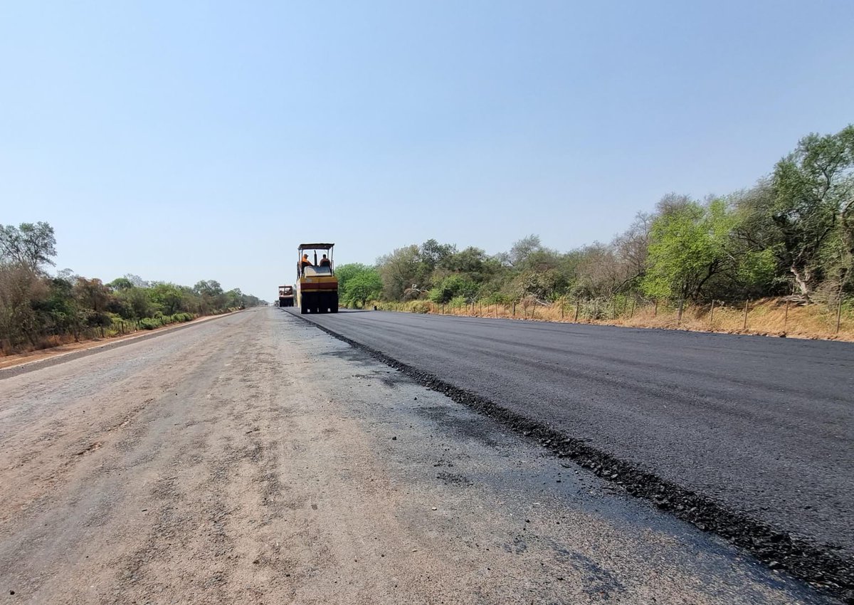 mopcparaguay's tweet photo. La #RutaDeLaLeche avanza sin pausas 🐄 🛣️

La obra que impulsará aún más al sector productivo de lácteos que se concentra en el #ChacoCentral registra un avance del 71%. Esta nueva ruta también conectará comunidades que por años estuvieron aisladas.
➕ https://t.co/nykbmGd7gd https://t.co/a2M6uwrHQa