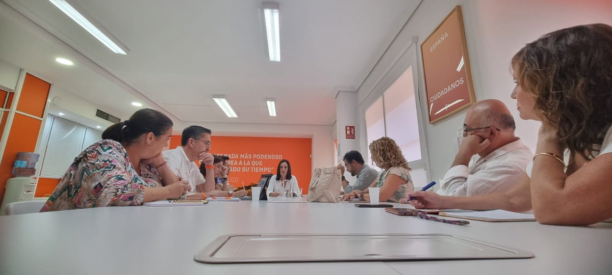 Cs_Andalucia's tweet photo. 🟠 Ayer celebramos un encuentro con afiliados de Sevilla y la presidenta de @Cs_Andalucia @mjesuspalacios

Reunión ilusionante, debate enriquecedor y una conclusión, vamos a por todas ‼️

🧡 Gracias por ser guerreros incansables, la verdadera guardia pretoriana de la democracia. https://t.co/C8CL7gri7W