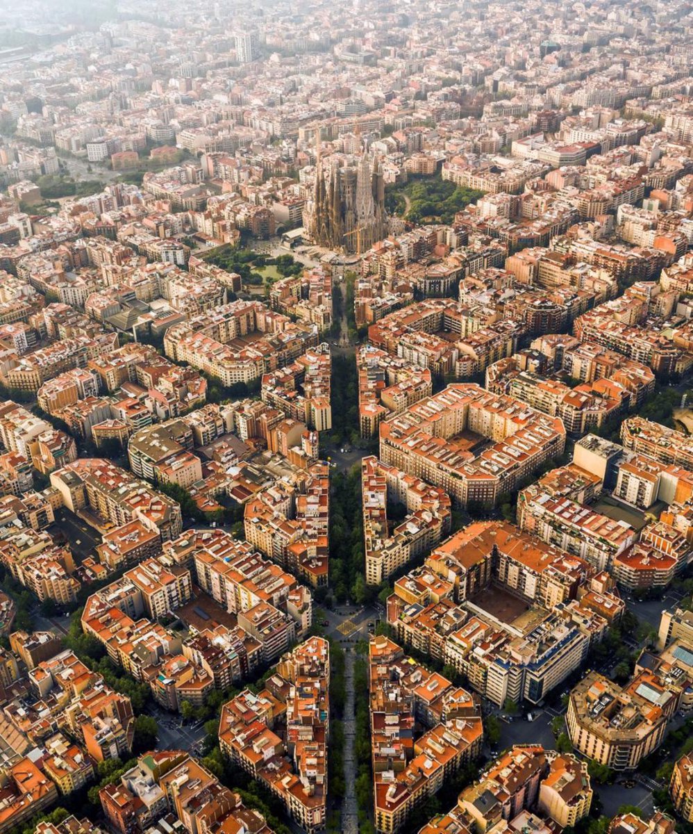 Vi sfidiamo a segnalarci nei commenti un'opera urbanistica più iconica di Barcellona 😏

Avete ancora voglia di saperne di più? Andate su scopribarcellona.com e scoprite di più su questa fantastica destinazione 🔝