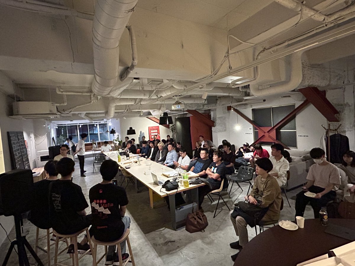 yonkuro_awesome's tweet photo. #web3globalhackathon サイドイベント開催。事業開発目線から、ハッカソンの開発をどう進めるか@_ywzx さんとスピーカーしました。面白い人たちにたくさん出会いましたよ。参加してくれたみなさんありがとうございました！！エンジニアのみなさんもお疲れ様。

ナポリの窯が起業しろピザ作ってくれた。 https://t.co/f4duVALp5Z