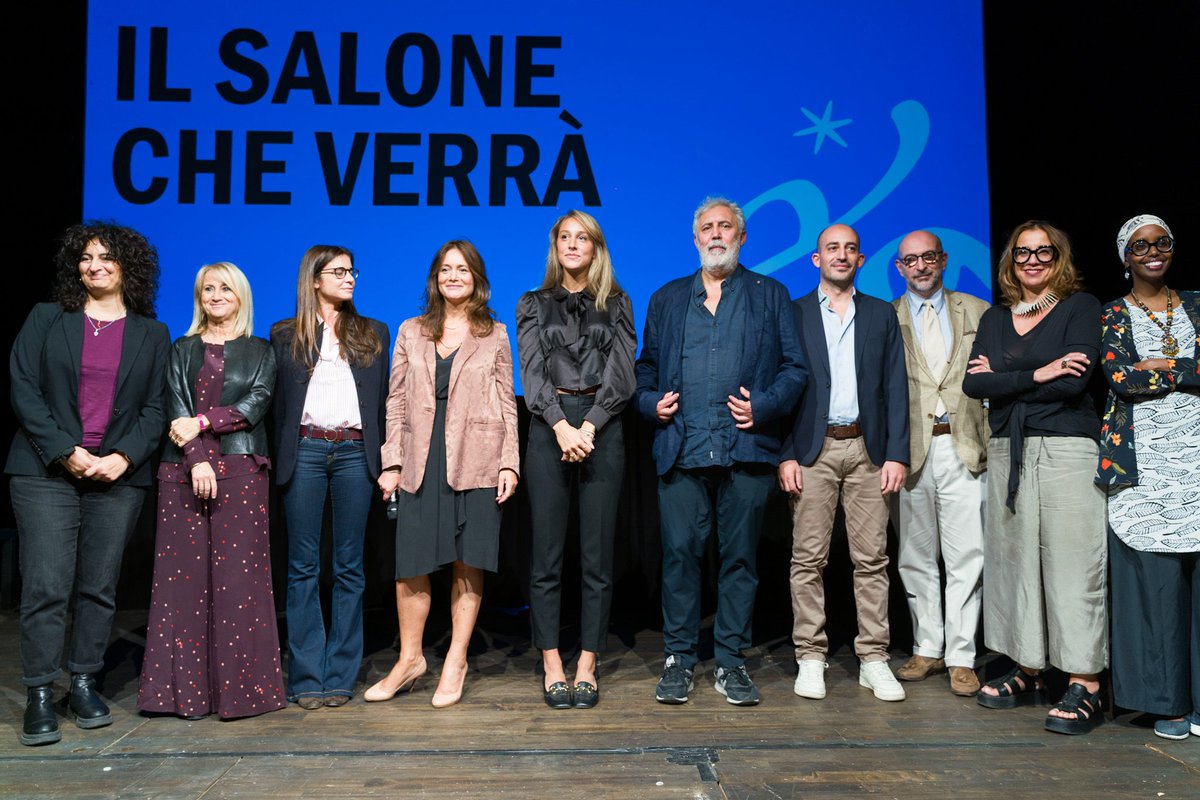 Oggi, sul palco del Teatro Gobetti di Torino, abbiamo presentato le curatrici e i curatori di sezione e la redazione che lavorerà con @annalenabenini al Salone che verrà!