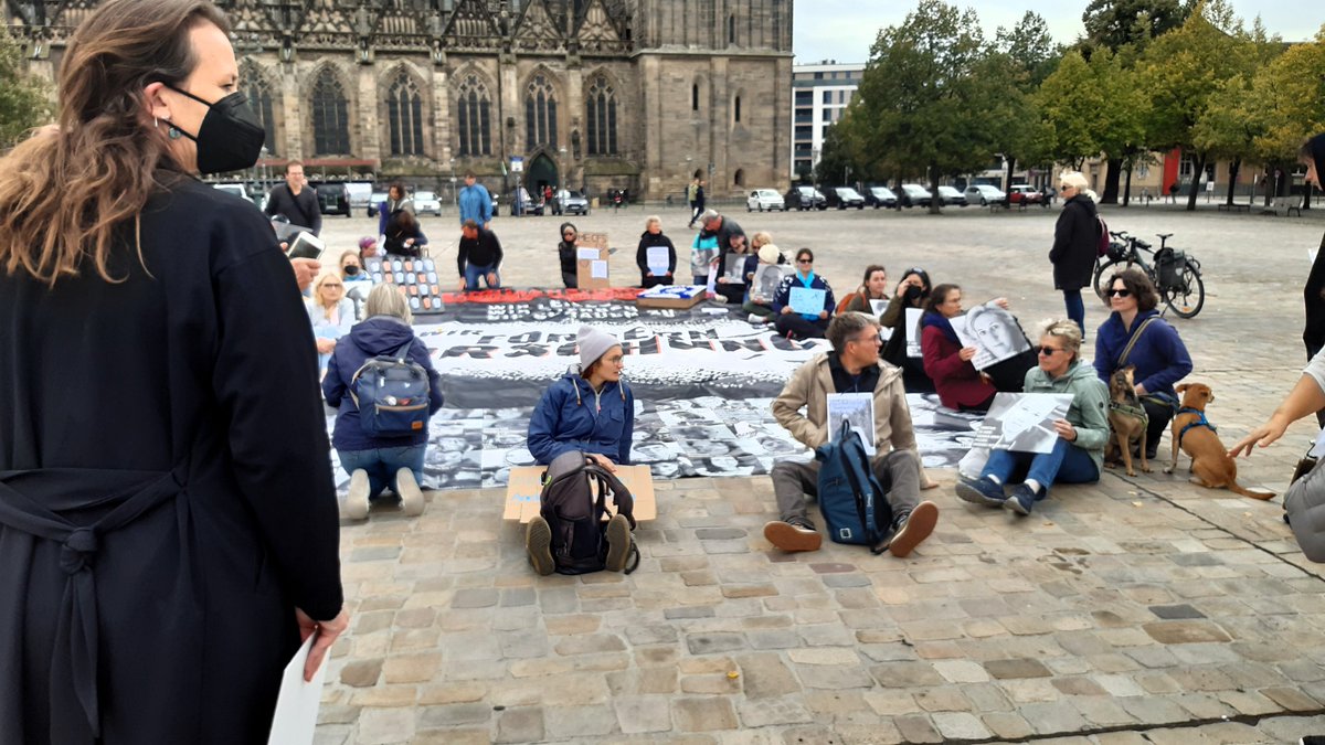 DANKE an alle, die heute in @Ottostadt #Magdeburg die Liegenddemo zu #MECFS unterstützt haben und ein wichtiges Zeichen setzten!! Es braucht endlich mehr Anerkennung von #MECFA, Forschung, Medikamente und soziale Unterstützung! Wir kämpfen weiter für euch 🚩💙 @LinksfraktionSt