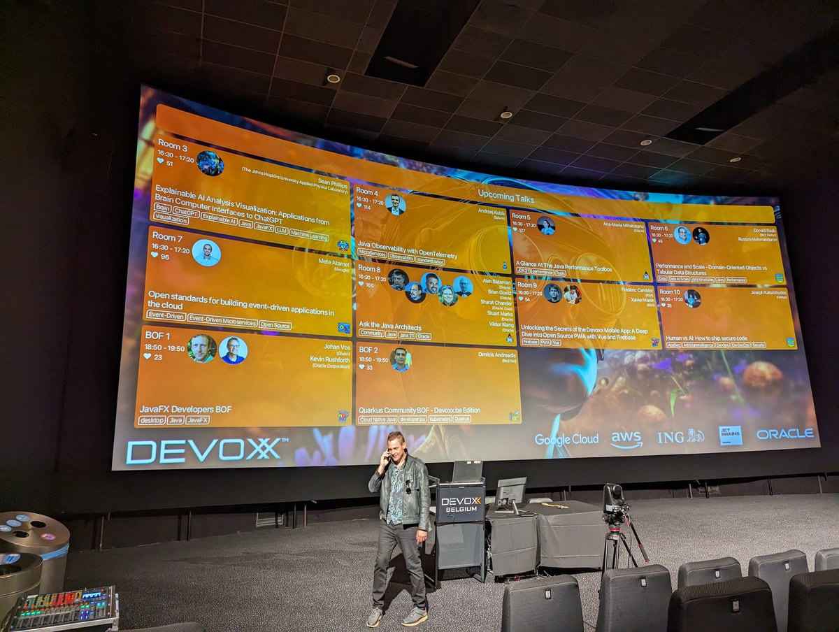 Johan Vos (https://mastodon.social/@johanvos) (@johanvos) on Twitter photo Ready in room 3 at #Devoxx for an amazing presentation from <a href="/SeanMiPhillips/">Sean Phillips</a> about ai analysis visualisation with #javafx Ready in room 3 at #Devoxx for an amazing presentation from <a href="/SeanMiPhillips/">Sean Phillips</a> about ai analysis visualisation with #javafx